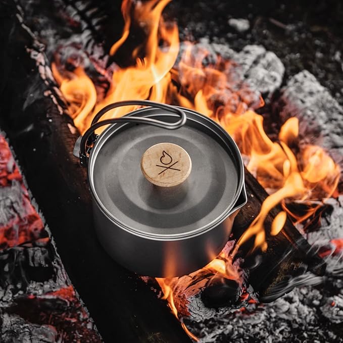 Überleben | Kessel Camp Kettle – 37 fl oz (1.1L) Camping Pot with Locking Lid, Hanger & Canvas Bag – Bushcraft Coffee & Tea Kettle, Outdoor Cooking Camping Essentials