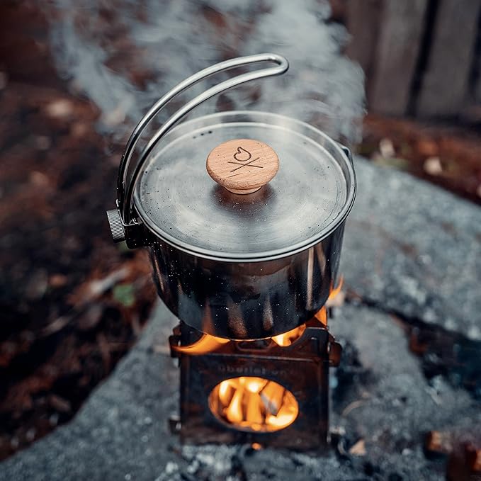 Überleben | Kessel Camp Kettle – 37 fl oz (1.1L) Camping Pot with Locking Lid, Hanger & Canvas Bag – Bushcraft Coffee & Tea Kettle, Outdoor Cooking Camping Essentials