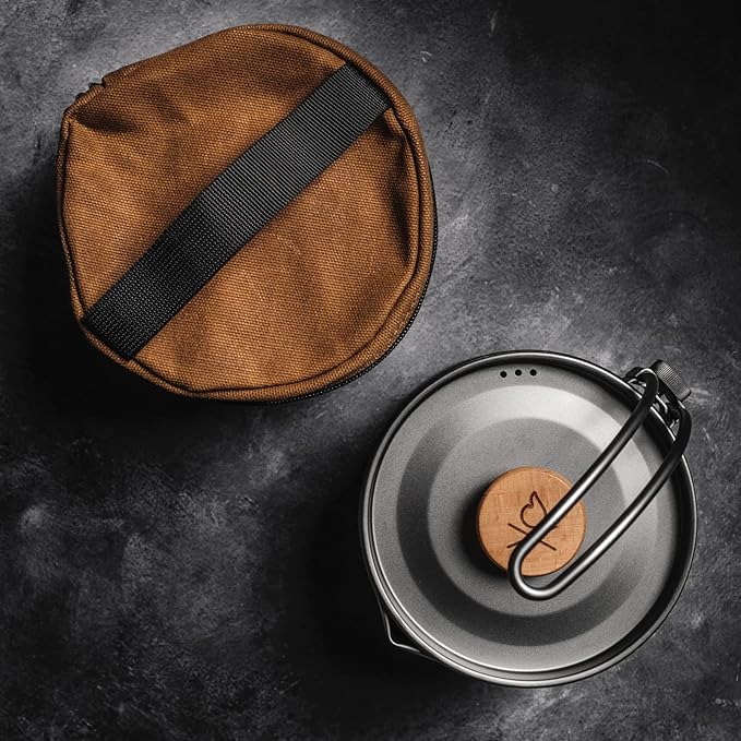 Überleben | Kessel Camp Kettle – 37 fl oz (1.1L) Camping Pot with Locking Lid, Hanger & Canvas Bag – Bushcraft Coffee & Tea Kettle, Outdoor Cooking Camping Essentials