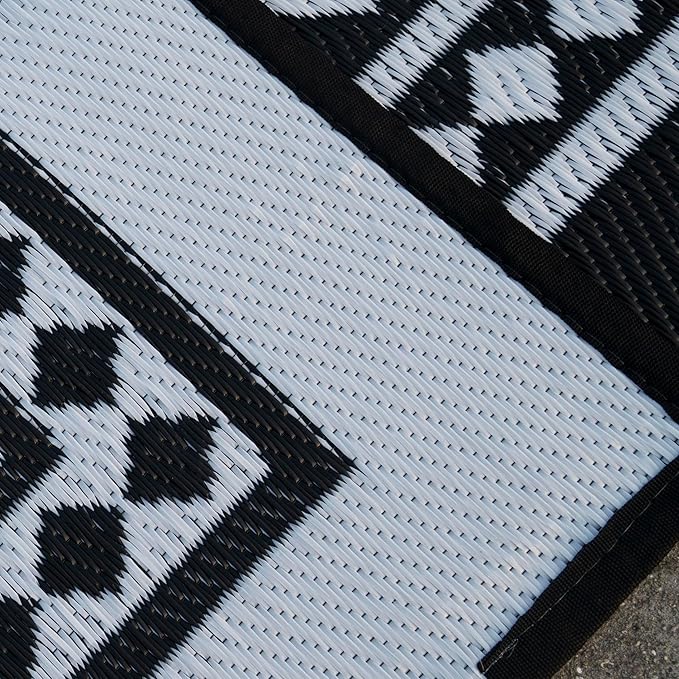 RURALITY Outdoor Rugs 6x9 Waterproof for Patios Clearance,Plastic Straw Mats for Backyard,Porch,Deck,Balcony,Black and White